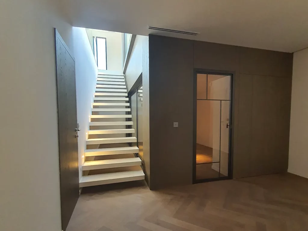 Vue d’ensemble d’un escalier suspendu en acier avec marches en céramique à Ventabren